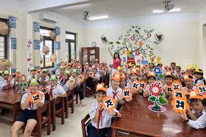 Cô Huỳnh Thị Thu Nguyệt, Hiệu trưởng Trường Tiểu học Lê Đình Chinh (Đà Nẵng) cùng học sinh. Ảnh: NTCC