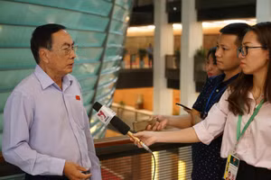 Nhà báo Nguyễn Văn Toản (đứng giữa) tác nghiệp tại Kỳ họp thứ 5, Quốc hội khóa XV. Ảnh: NVCC