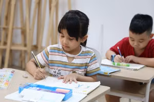 Nhiều phụ huynh lựa chọn cho con sinh hoạt hè tại các trường công lập.