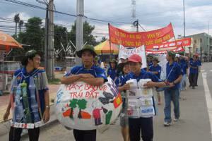 Sinh viên tình nguyện Trường ĐH Sư phạm Kỹ thuật TPHCM tuyên truyền bảo vệ môi trường.