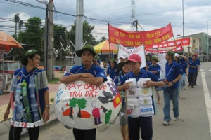 Sinh viên tình nguyện Trường ĐH Sư phạm Kỹ thuật TPHCM tuyên truyền bảo vệ môi trường.