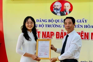 Võ Thị Hoàng An - học sinh Trường THPT Yên Hòa trong lễ kết nạp Đảng tháng 7/2022. Ảnh: Vân Anh 