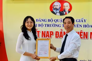 Võ Thị Hoàng An - học sinh Trường THPT Yên Hòa trong lễ kết nạp Đảng tháng 7/2022. Ảnh: Vân Anh 