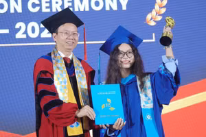 Hồ Thảo Nguyên nhận bằng cử nhân Kỹ thuật Hóa học tại lễ tốt nghiệp tháng 11/2023 của Trường Đại học Bách khoa, Đại học Quốc gia TPHCM.