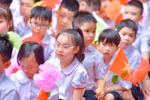 Học sinh Hà Nội trong ngày khai giảng. Ảnh minh họa