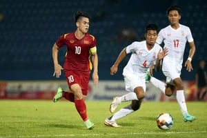 Tuyển thủ U20 Việt Nam Khuất Văn Khang (10) trong trận đấu ở vòng loại U23 châu Á 2023.