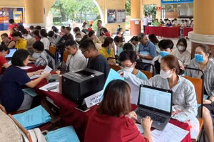 Phụ huynh TPHCM làm thủ tục nhập học lớp 10 cho con năm học 2023 - 2024.