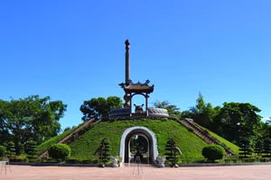 Đài tưởng niệm các Anh hùng liệt sĩ trong Thành cổ Quảng Trị. Ảnh: ITN