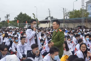 Trường THPT Xuân Phương (Nam Từ Liêm, Hà Nội) mời công an về tập huấn, trò chuyện với học sinh các vấn đề đảm bảo an ninh trật tự trường học. Ảnh: NTCC