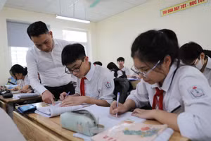 Học sinh lớp 9 Trường THCS Lĩnh Nam (quận Hoàng Mai). Ảnh: Việt Cường