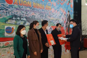 Chủ tịch CĐGDVN Nguyễn Ngọc Ân tặng quà giáo viên dịp Tết Nguyên đán 2022. Ảnh: Lan Anh