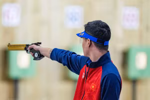 Xạ thủ Phạm Quang Huy thi đấu ở nội dung 10m súng ngắn hơi nam tại ASIAD 2023 ở Hàng Châu, tỉnh Chiết Giang, Trung Quốc, ngày 28/9/2023. Ảnh: THX/TTXVN