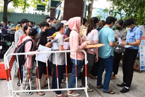 Lao động xếp hàng chờ làm hồ sơ rút BHXH một lần tại TPHCM cuối năm 2022. Ảnh: Thanh Tùng