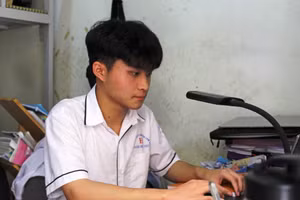 Phạm Tuấn Kiên học bài tại khu nội trú, Trường THPT chuyên Lam Sơn. Ảnh: L.T