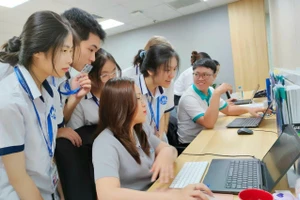 Sinh viên ngành CNTT, Trường ĐH Tài chính – Marketing học tập tại doanh nghiệp.