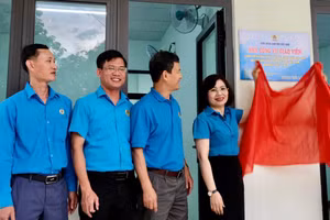 Công đoàn Giáo dục Việt Nam tổ chức khánh thành công trình nhà công vụ giáo viên Trường Tiểu học & THCS bán trú Đăk Na, huyện Tu Mơ Rông, Kon Tum. Ảnh: CĐGDVN cung cấp