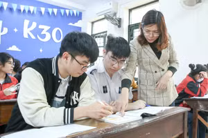 Nguyễn Hữu Hoàn (giữa) trong lớp học.