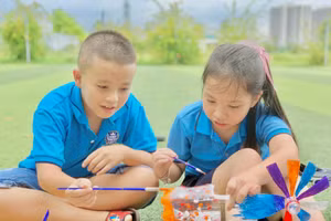 Các bậc cha mẹ đều mong con có một sân chơi bổ ích, an toàn trong thời gian nghỉ hè. Ảnh: INT