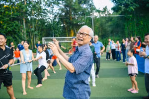 TS Nguyễn Văn Hòa cùng giáo viên, học sinh tham gia hoạt động ngoại khóa. Ảnh: NTCC