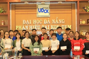 Phân hiệu Đại học Đà Nẵng tại Kon Tum trao học bổng cho sinh viên nghèo hiếu học. Ảnh: Dung Nguyễn