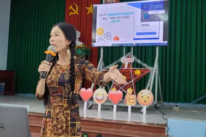 Cô Ngân có nhiều sáng tạo trong giảng dạy, sử dụng đa dạng đồ dùng dạy học. 