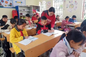 Cô Nguyễn Thị Thanh, giáo viên Trường Tiểu học thị trấn Mường Tè (Lai Châu) miệt mài những tiết dạy ngày cận Tết. Ảnh: Hà Thuận