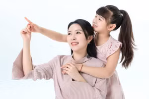 Bố mẹ nên học cách thông cảm, lắng nghe suy nghĩ của trẻ.