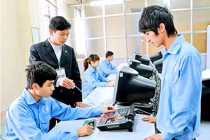 Sinh viên trường nghề trang bị tốt ngoại ngữ sẽ có nhiều cơ hội tốt trong tương lai.