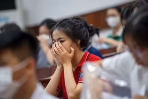 Học sinh có thể mệt mỏi vì lịch học chính và học thêm không được sắp xếp khoa học. Ảnh minh họa: INT