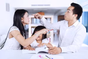 Phụ huynh cần xin lỗi nếu để con chứng kiến mình cãi nhau. Ảnh minh họa.