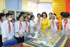 Giờ học trong phòng truyền thống của cô trò Trường THCS Ái Mộ (Long Biên, Hà Nội).