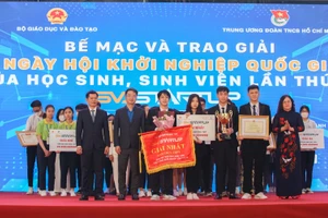 Thứ trưởng Bộ GD&ĐT Ngô Thị Minh (ngoài cùng bên phải) và đại diện Ban tổ chức trao giải Nhất học sinh tại Cuộc thi “HSSV với ý tưởng khởi nghiệp” năm 2022. Ảnh: BTC