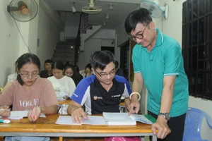 ThS Trương Hồng Lăng giảng dạy tiếng Trung tại chùa Lá.