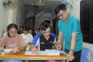 ThS Trương Hồng Lăng giảng dạy tiếng Trung tại chùa Lá.