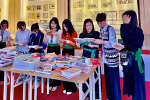 Cô Hà Bích Ngọc (thứ ba từ phải sang), Hiệu trưởng Trường Phổ thông DTNT THPT miền Tây (Nghĩa Lộ, Yên Bái) tham gia ngày hội văn hóa đọc sách. Ảnh: NTCC