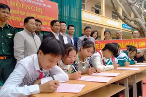 Hội nghị hưởng ứng 10 năm Ngày pháp luật nước CHXHCN Việt Nam của huyện Kỳ Sơn và ký cam kết không tảo hôn, tổ chức tại Trường PTDTBT THCS Nậm Cắn. Ảnh: NTCC