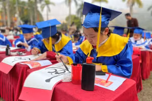 Học sinh thành phố Lào Cai tham gia khai bút đầu Xuân.