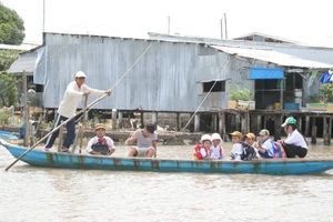 Đường đến trường của học sinh huyện Ngọc Hiển (Cà Mau). Ảnh: Q. Ngữ