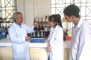 Chuyển giao các thế hệ làm nên nhóm nghiên cứu mạnh tại Trường ĐH Khoa học Tự nhiên – Đại học Quốc gia Hà Nội. Ảnh: TG