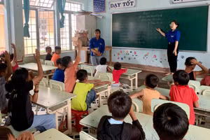 Sinh viên Phân hiệu Đại học Đà Nẵng tại Kon Tum bồi dưỡng kiến thức tiếng Anh cho học sinh vùng khó. Ảnh: Nguyễn Dung