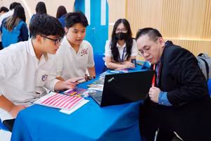 Hoạt động tư vấn hướng nghiệp học sinh tại Trường THCS - THPT Ban Mai (Hà Đông, Hà Nội). Ảnh: NTCC