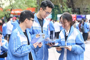 Thí sinh tìm hiểu thông tin về Trường ĐH Sư phạm Hà Nội 1. Ảnh: INT