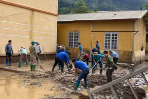 Xúc bùn, vệ sinh khuôn viên trường học. Ảnh: NTCC