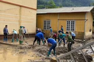 Xúc bùn, vệ sinh khuôn viên trường học. Ảnh: NTCC