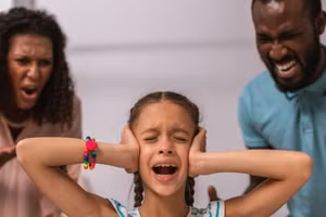 Trẻ có thể gặp ảnh hưởng tâm lý do cách nuôi dạy áp đặt của cha mẹ. 