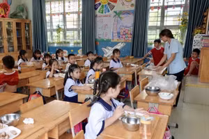 Nhiều học sinh Trường Tiểu học Phú Hữu mang cơm từ nhà và mua cơm hộp ăn trưa. Ảnh: Hằng Đoan