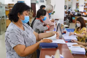 Mức lương cơ sở là căn cứ để tính lương, phụ cấp và các hoạt động phí với cán bộ, công chức, viên chức... Ảnh minh họa