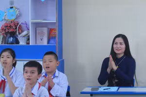 Cô giáo Lê Thị Mai Lan, Bí thư Chi bộ, Hiệu trưởng Trường Tiểu học Cổ Dũng, huyện Kim Thành (Hải Dương).