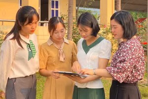 Cô Hoàng Thị Hiền (thứ 2 từ bên phải). Ảnh: NVCC