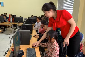 Giáo viên biệt phái giảng dạy môn Tin học tại huyện Bảo Lâm (Cao Bằng). Ảnh theo baocaobang.vn